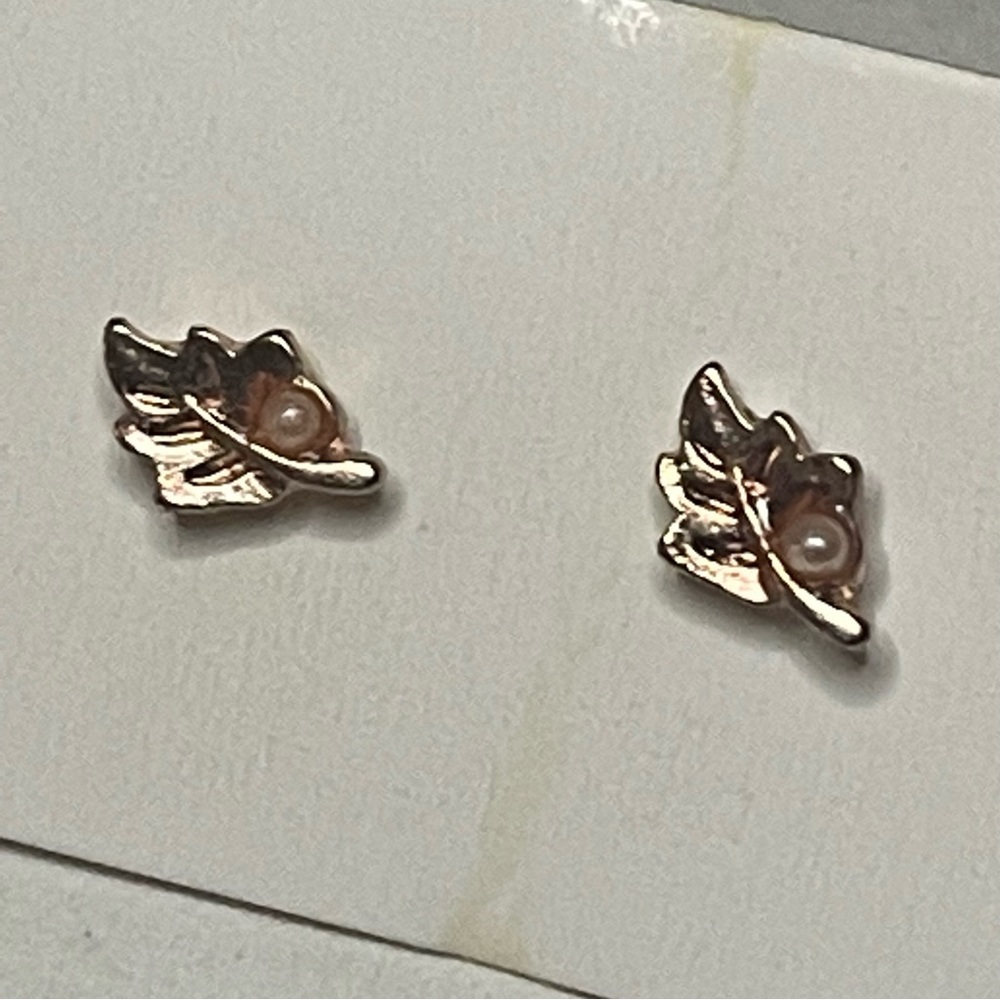 Vintage 10k Gold Womans Leaf Floral Petite Tiny Freshwater Pearl Stud Earrings - Picture 6 of 9
